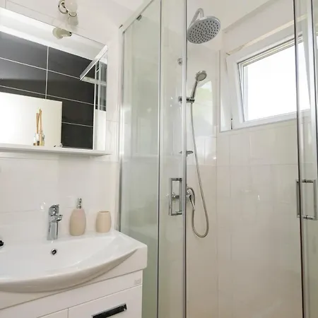 Peninsula Apartment *