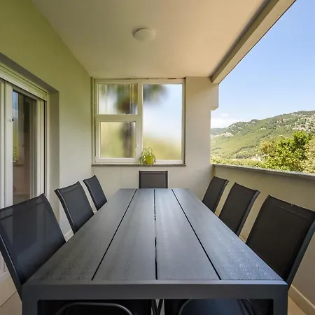 Peninsula Apartment *